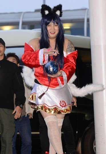 这也算是美丽又大方吧！人物gif搞笑图片