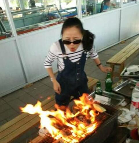 妹纸，你不知道灭火这事不能光用嘴吗？人物gif搞笑图片