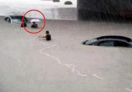 洪水中的淡定哥人物gif搞笑图片