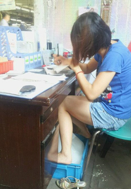 告别空调的降温方式，下面传来了阵阵凉爽人物gif搞笑图片