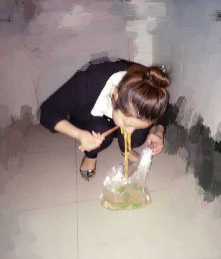 看来妹子是真的饿了人物gif搞笑图片