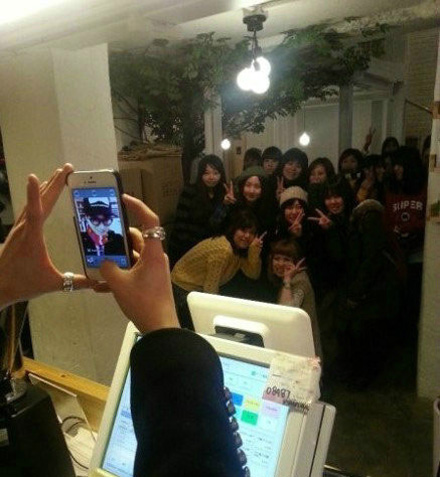 大家和拍个合影啊，123茄子！尼玛，弄成自拍了！人物gif搞笑图片