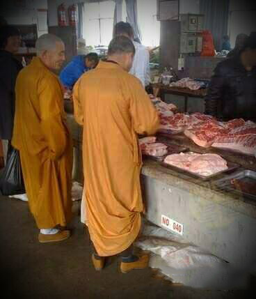 阿弥陀佛，师兄，买几斤回寺里超度一下吧人物gif搞笑图片