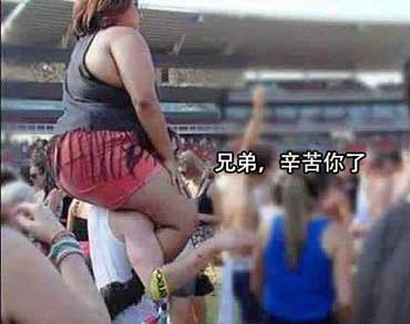 兄弟辛苦你了！人物gif搞笑图片