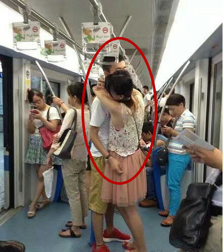 可以看得出来这位大哥是被逼的啊，连手都不知道该往哪放了人物gif搞笑图片