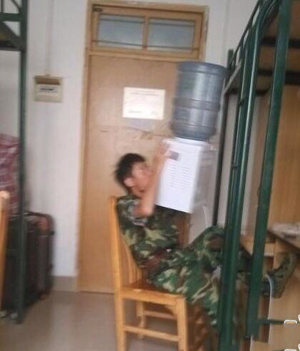 彪悍室友的奇葩饮水方式人物gif搞笑图片
