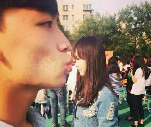 那边的妹纸，有个屌丝在占你便宜人物gif搞笑图片