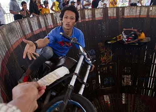 要收小费，你得有超人能力人物gif搞笑图片