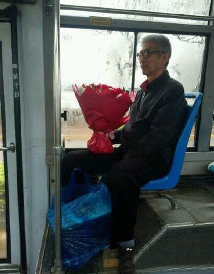 大爷祝你求婚成功人物gif搞笑图片