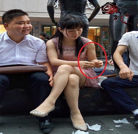 本想搭个讪和妹子交个朋友，看到她手里的东西我退缩了人物gif搞笑图片