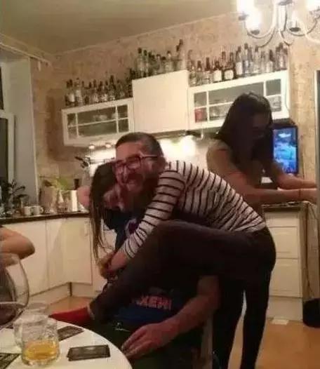 哪跟哪？看了半天才看明白人物gif搞笑图片