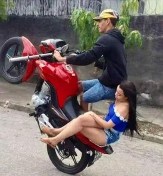 美女淡定从容人物gif搞笑图片