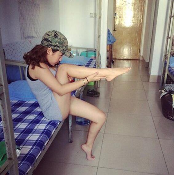 姑娘请瞄准我吧人物gif搞笑图片