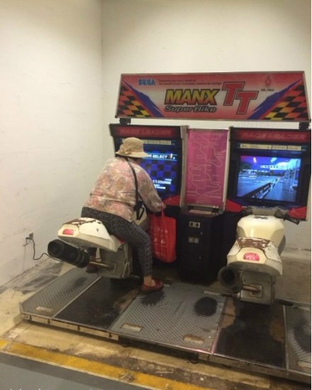 大妈，你这么碉堡，你家人知道吗？人物gif搞笑图片