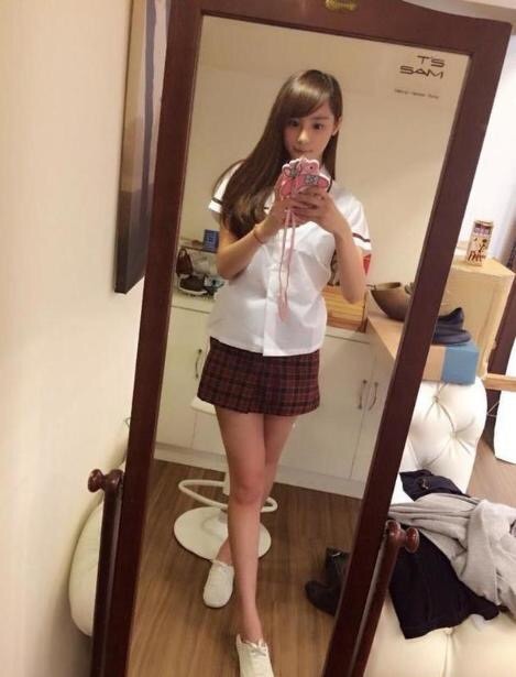 一个人好无聊自拍人物gif搞笑图片