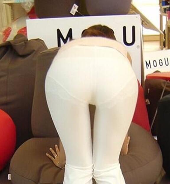 女友在选沙发人物gif搞笑图片