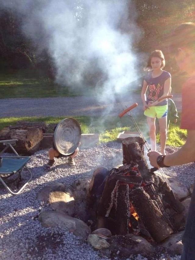 我就是这样，不管和谁吃火锅，烟总是朝我的方向飘人物gif搞笑图片