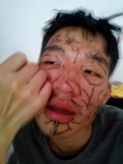 兄弟，哥对不住你了啊人物gif搞笑图片