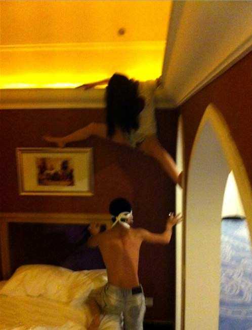 朋友的空间看到的，绝对真实，神级藏猫猫。。。人物gif搞笑图片