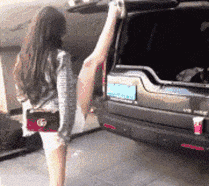 软体妹纸是这么关车门的人物gif搞笑图片