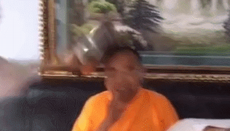 大师这铁头功还没练到家啊人物gif搞笑图片