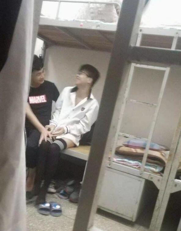 让室友爽爽人物gif搞笑图片