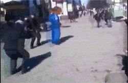 竟然敢调戏我，让你看看调戏我的下场人物gif搞笑图片