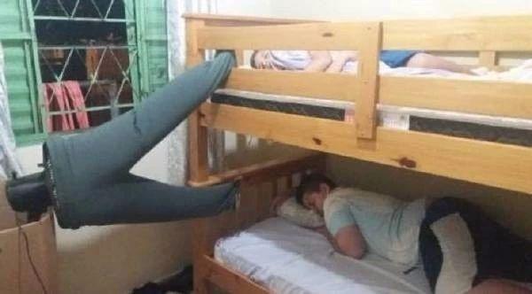 忽然想起了一句话：穿裤子放屁：兵分两路人物gif搞笑图片