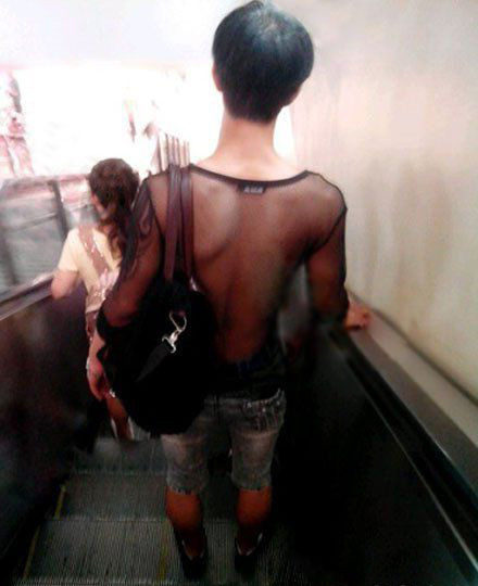 透视装再也不是女人的专利人物gif搞笑图片