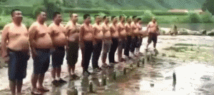 退伍十年，我们再聚首人物gif搞笑图片