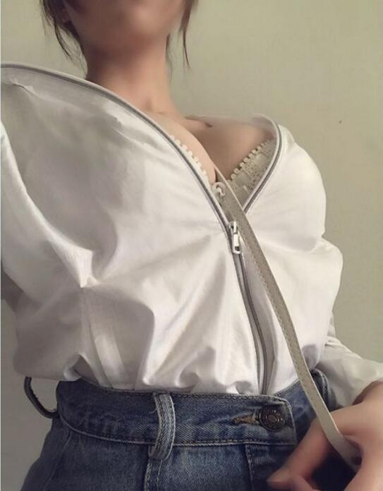 关于如何使用挎包的方式人物gif搞笑图片