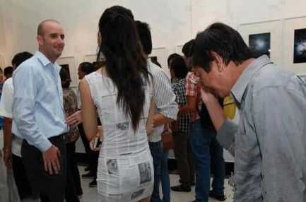 大叔是个喜欢看报纸的人人物gif搞笑图片