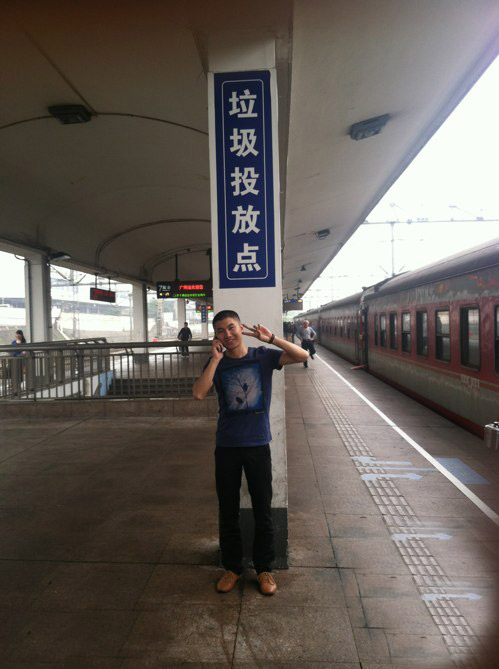 耶~本人到此留影人物gif搞笑图片