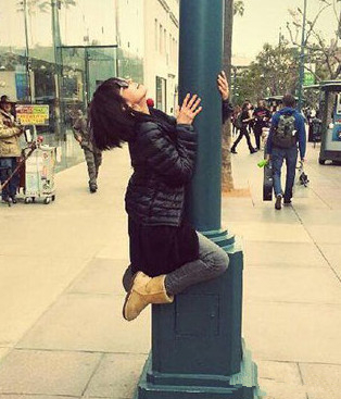 妹子，放开那个路灯，冲我来吧！人物gif搞笑图片