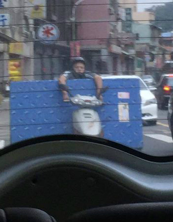 这是用生命在搬运啊人物gif搞笑图片