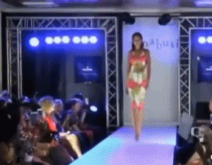 妹子何必行如此大礼，快平身人物gif搞笑图片