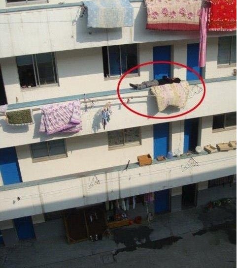 梦游后上错床了，伤不起啊！人物gif搞笑图片