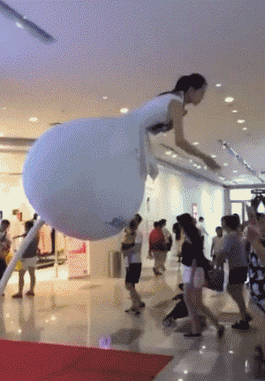 我去，突然袭来，吓本宝宝一跳啊人物gif搞笑图片