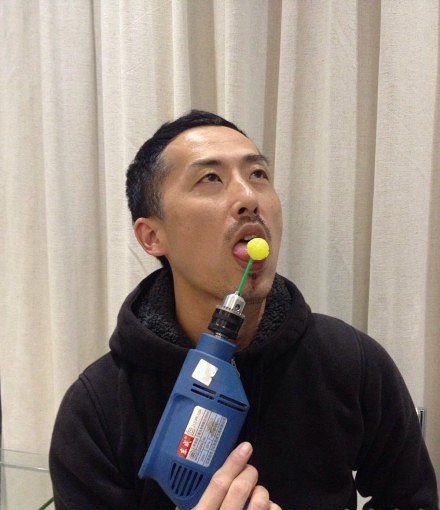 用高科技吃棒棒糖，太任性！人物gif搞笑图片