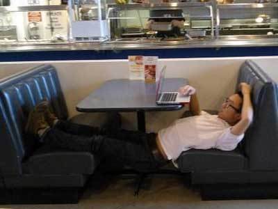 霸气的玩电脑坐姿人物gif搞笑图片