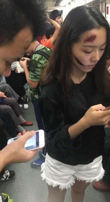 妹纸，摔成这样还不忘玩手机？人物gif搞笑图片