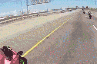 前面要查酒驾，我们快换个位置吧人物gif搞笑图片