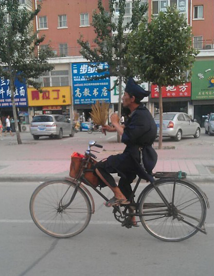 济公再世，双手脱把人物gif搞笑图片