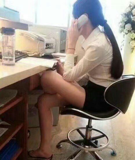 妹子，来公司上班是让你聊天的吗人物gif搞笑图片