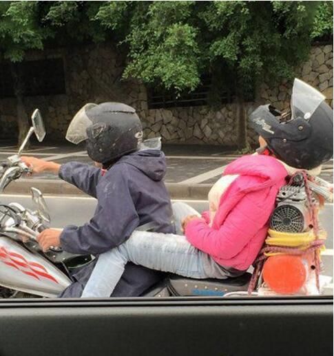 昨晚干啥去了，咋这么困啊人物gif搞笑图片