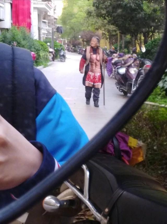 这位奶奶你不要随便穿你小辈的衣服出门啊人物gif搞笑图片