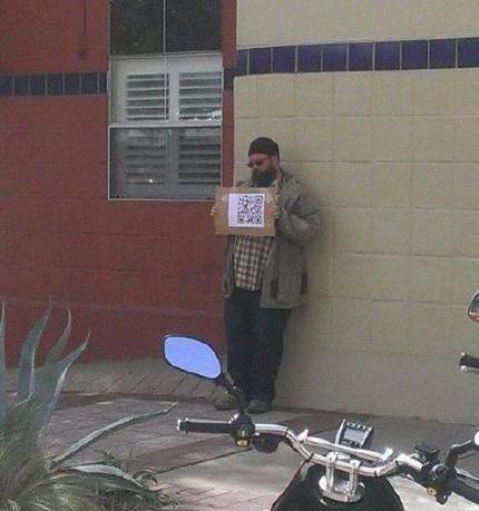 互联网时代的流浪汉……请扫一扫支付人物gif搞笑图片