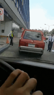 如何做一个娴熟的停车场保安人物gif搞笑图片