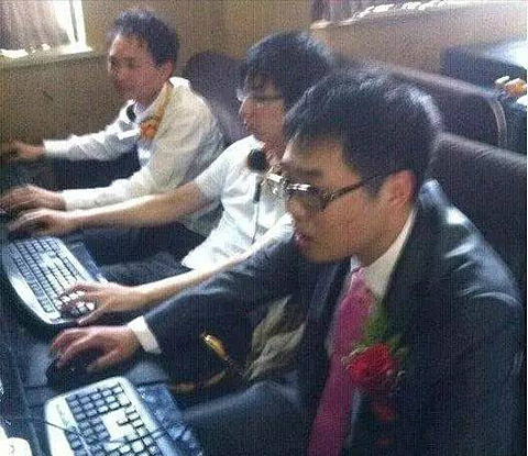 婚礼进行到一半，新郎不见了人物gif搞笑图片