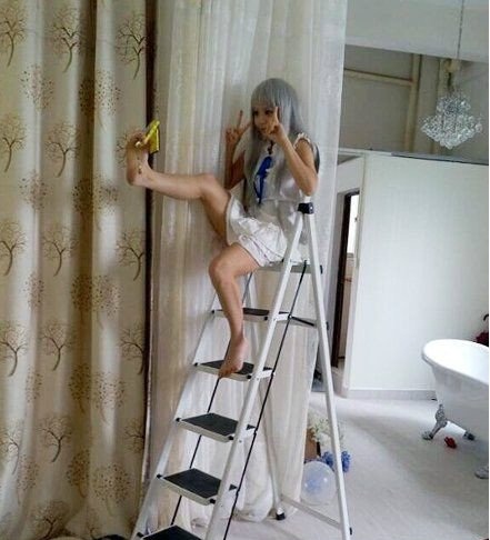 在自拍界的地位不容撼动人物gif搞笑图片